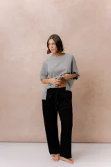 Pantalón negro de pierna amplia y calce relajado, con cintura elastizada y cordón ajustable.