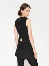 Top negro de lycra con fit entallado, escote cuadrado y espalda descubierta.