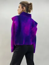 Buzo de lana merino afieltrada con diseño artesanal de efecto degradado en tonos violeta y fucsia. Presenta cuello alto, hombreras marcadas y corte holgado.