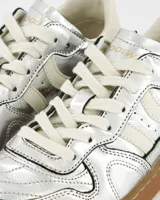 Championes urbanos Coolway modelo Goal, color plateado con detalles en blanco y suela marrón.