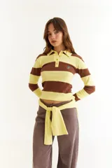 Top de manga larga con diseño de rayas horizontales en tonos negro y marrón, cuello polo con cierre de botones y bordado pequeño en el pecho.