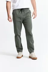 Pantalón de gabardina color azul marino, con diseño de cinco bolsillos, corte relajado, cintura elastizada con cordones ajustables y terminación recta sin puños.