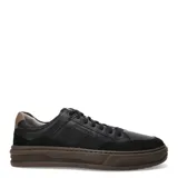 Championes urbanos Democrata modelo Wide, color negro con detalles en marrón tabaco. Presentan una combinación de texturas en cuero liso y gamuza, con perforaciones decorativas en los laterales y suela de goma robusta en tono marrón.