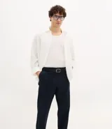 Pantalón de corte recto confeccionado en sarga de algodón con un toque de elastano. Presenta cintura con trabillas para cinturón, cierre tradicional de botón y cremallera, y bolsillos laterales y traseros.