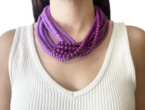 Collar de resina color lila con cuentas redondas entrelazadas y cierre de resina con imán.