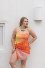 Traje de baño entero con degradé de amarillo a naranja, breteles finos y corte cavado.