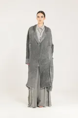 Blazer largo tipo guardapolvo de lino puro color gris con mangas caídas, solapas, cierre de un botón y bordes deshilachados.