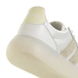 Zapatillas urbanas Adidas Barreda Decode color blanco con detalles en beige.