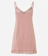 Camisón corto de microfibra color rosado con estampa a rayas verticales, escote en V con detalle de encaje, breteles finos regulables y botones forrados en el busto.