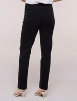 Pantalón de gabardina elastizada color beige, de corte recto, con bolsillos simulados en el frente y bolsillos aplicados en la parte trasera.