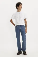 Jean Levi's modelo 505 Regular Fit, color azul medio, de pierna recta y tiro alto. Cuenta con cierre de cremallera y cinco bolsillos.
