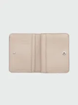 Billetera compacta de cuero color gris topo, con diseño minimalista y logo J Marc en relieve en la parte frontal.