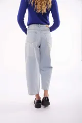 Pantalón jean celeste de corte recto, tiro alto y largo a la pantorrilla.