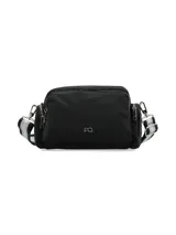 Cartera tipo bandolera o 'camera bag' de nylon negro, con múltiples compartimentos frontales con cierre de cremallera. Presenta un logo metálico plateado en el frente y correa ajustable con diseño de rayas blancas y grises.