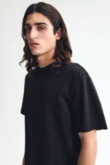 Remera básica de algodón color negro, con cuello redondo y manga corta, de corte estándar.