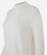 Suéter verde oscuro de punto con cuello alto y mangas largas.