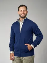 Campera azul marino de punto con cierre frontal, cuello alto y bolsillos laterales.