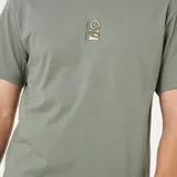 Remera de manga corta color verde militar, con cuello redondo y pequeño bordado frontal en el centro del pecho.