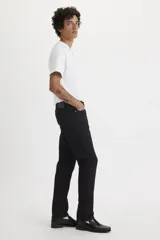 Pantalón de jean corte slim fit, color negro, con cierre de botones y cinco bolsillos clásicos.