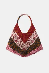 Maxi bolsa estilo hobo confeccionada en algodón 100%, con diseño patchwork de estampado floral en tonos bordó, beige, negro y rosado. Cuenta con asa integrada para el hombro.