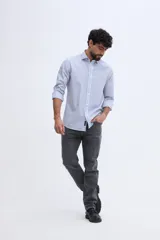 Camisa de manga larga fit semi slim color celeste, con cierre frontal de botones y cuello camisero clásico.