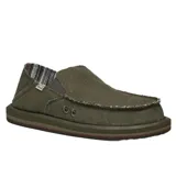 Zapatos tipo slip-on Sanuk, color verde oliva, con diseño de bordes deshilachados y talón plegable. Confeccionados en una mezcla de cáñamo y algodón, cuentan con paneles elásticos laterales, forro interior estampado y suela de goma con entresuela de EVA para mayor amortiguación.