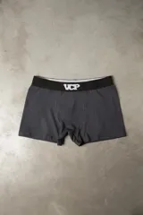 Boxer de algodón color gris oscuro con cintura elástica negra que presenta el logo VCP en color blanco.