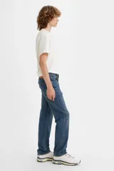 Jeans de denim azul con calce regular, tiro medio y bragueta con botones.