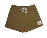 Short de baño marrón con cordón blanco ajustable en la cintura y parche con el logo de Goorin Bros y una cabra en la pierna derecha.
