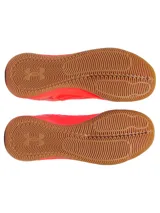 Championes de fútbol sala Under Armour Magnetico Select 4, color naranja vibrante con suela de goma color caramelo. Presenta un diseño de ajuste tipo calcetín con cuello textil, parte superior de piel sintética suave y logo de la marca con detalles gráficos en el lateral.