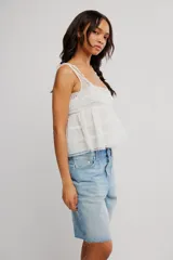 Musculosa de algodón blanca con detalles de puntilla festoneada, escote cuadrado, tiras regulables y diseño en capas con volados.