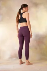 Calza larga deportiva de color bordó, de tiro alto y diseño ajustado.