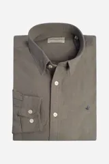 Camisa de manga larga Brooksfield, color verde oliva, con textura sutil, cuello clásico, cierre frontal con botones y logo bordado en el pecho.
