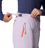 Pantalón de esquí Columbia modelo Coreshot, color lila, con tecnología impermeable y transpirable Omni-Tech. Presenta bolsillos cargo laterales, bolsillos con cremallera, cintura ajustable, rodillas articuladas y refuerzos en el dobladillo.