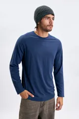 Remera de manga larga con cuello redondo a la base, confeccionada en tejido de algodón con textura acanalada en las mangas y lisa en el cuerpo, en color azul oscuro.