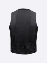 Chaleco de vestir negro con cierre frontal de cuatro botones y dos bolsillos laterales con solapa.