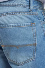 Pantalón jean celeste de corte recto.