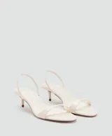 Sandalias de tacón fino bajo tipo kitten heel, color marfil, con tira delantera fina y tira ajustable en el talón.