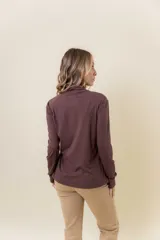 Polera de manga larga en color crudo, confeccionada en tejido suave y liviano con leve elasticidad. Presenta un cuello alto tipo tortuga y un calce regular, ideal para usar como prenda base o sola.