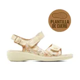 Sandalia plana Korium Confort modelo Hodei, color beige con estampado floral y detalles metalizados. Cuenta con tiras ajustables con velcro, una hebilla metálica decorativa y plantilla de cuero.