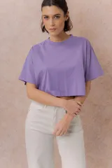 Remera crop color beige, de calce amplio, escote redondo y mangas cortas sueltas.