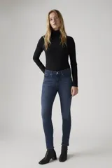 Pantalón de jean azul oscuro, corte skinny, tiro medio, con tecnología Tummy-Slimming y Levi's® Sculpt Hyper Soft.