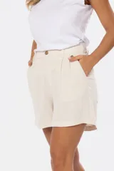 Short de lino negro con media cintura elastizada y bolsillos laterales.