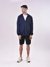 Campera gris oscuro con capucha y cierre frontal.