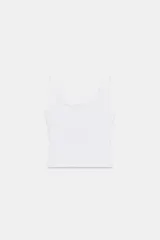 Top negro de mezcla de algodón, con escote redondo y tirantes anchos. Presenta un diseño de tejido en superposición.