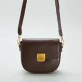 Bolso bandolera marrón con cierre dorado.