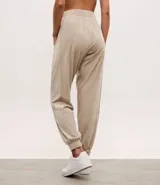 Pantalón tipo jogger de plush, con cintura elástica, bolsillos laterales y puños ajustados en los tobillos.