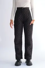 Pantalón negro de corte recto con diseño acolchado en forma de corazones.