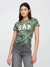 Remera de manga corta con estampado de camuflaje en tonos verdes y logo de la marca Gap en color blanco en el frente.