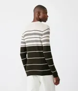 Suéter de punto manga larga con cuello redondo y diseño a rayas horizontales en tonos beige, blanco y verde oliva.